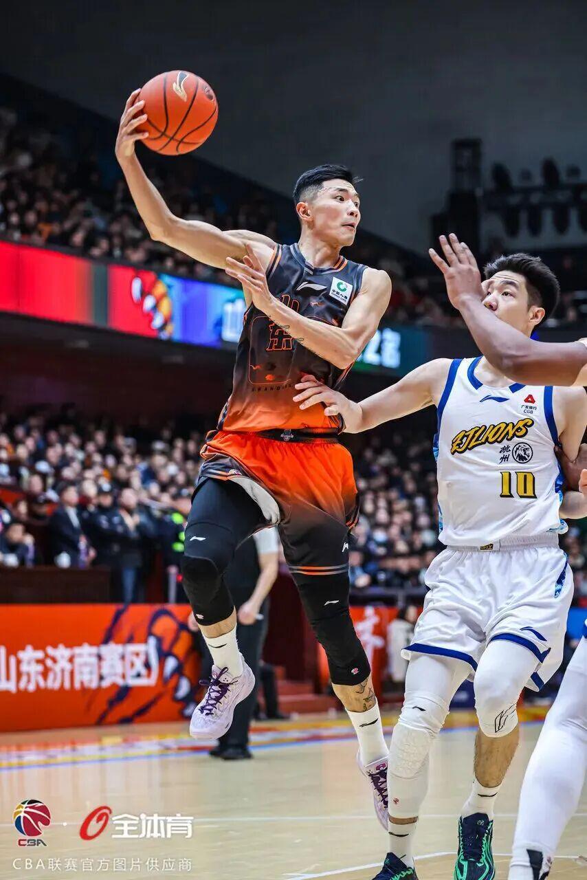 免费试玩-球迷的呐喊与球队的蜕变：山东男篮主场战胜广厦背后的深层逻辑