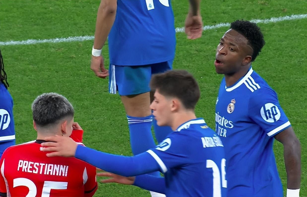 熊猫tv官网-罕见！维尼修斯进球后愤怒罢赛：投诉对手歧视 贴着穆帅耳朵说话